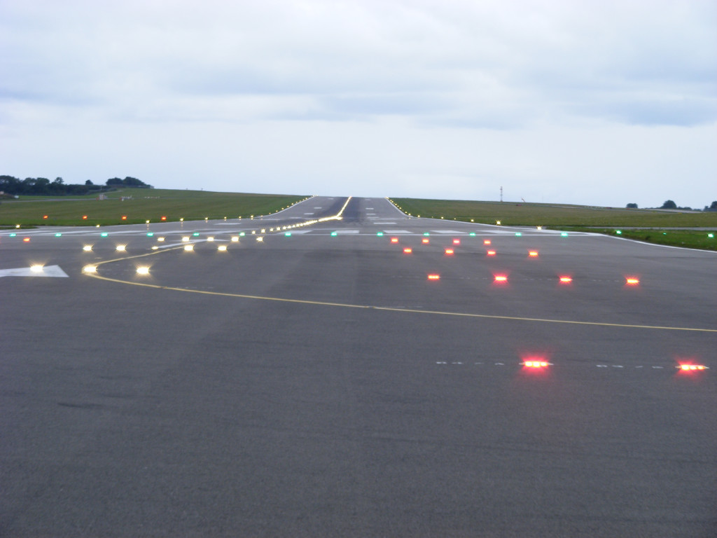 Runway Lights Bandara Adisutjipto Padam, Bandara Closed
